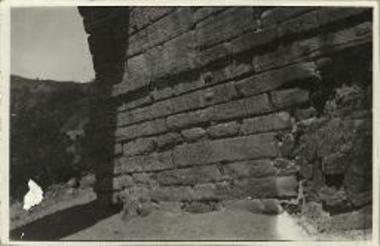 Δυτικόν βάθρον της γέφυρας του αγ. Θεράποντος παρά την Κλοπεδήν Λέσβου.