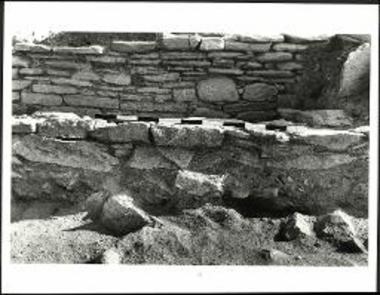 Πάρος, Κουκουναριές. Τοιχοδομία της εσωτερικής όψης του βόρειου τοίχου του γεωμετρικού ναόσχημου οικοδομήματος. Σε χαμηλότερο επίπεδο ο παλαιότερος τοίχος 3. Άποψη από Ν.