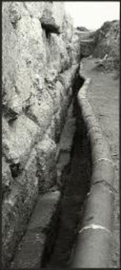 Νότιο τείχος της ακρόπολης και πήλινος αγωγός μπροστά σ' αυτό.