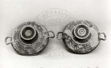 Ανθεμωτές κύλικες του Τ/16 (αρ. 10052, 10202).