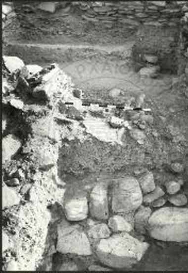 Πάρος, Κουκουναριές. Το εσωτερικό της τάφρου CO3- CO4 από Νότον. Στη μέση ο κιβωτιόσχημος τάφος και εμπρός ο τοίχος 4.