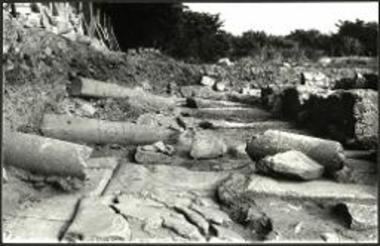 Φίλιπποι. Η Εγνατία οδός μετά των επ' αυτής κρημνισμάτων και αρχιτεκτονικών μελών των προς Βορράν αυτής κτηρίων.