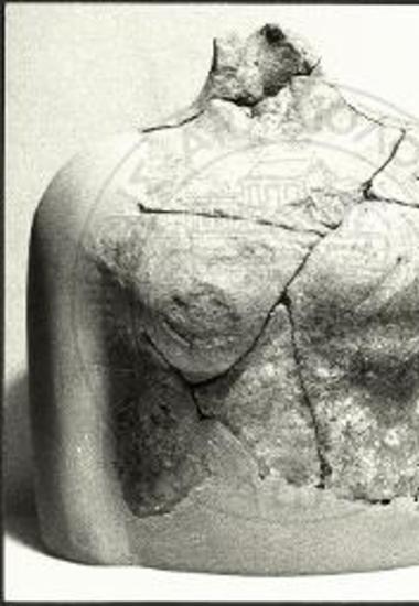 Μεσημβρία. Νότιος τομέας. Χώρος νότια του 6. Ακέφαλη προτομή γυναικείας μορφής.