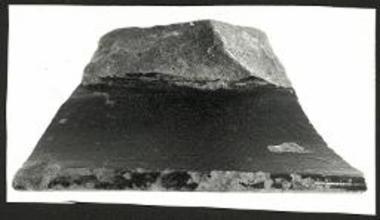 (EN) The Late Geometric and Archaic Pottery. Gate Area TR4 Ext. 1 (4). SE. Low conical foot, preserving part of floor, shallow groove at junction of foot and wall (76.832). 