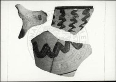 Άβδηρα. Χαρακτηριστικά όστρακα αγγείων και μυκτήρ λύχνου εκ της ανασκαφής του βορείου πύργου.