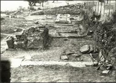 Μεσημβρία. Ανατολικώς του Νέου Πύργου. Διάφορα κτίσματα και ο τάφος-μνημείον, από Ανατολών.