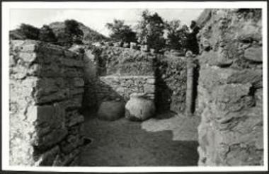 Φίλιπποι. Το ανατολικώς της παρόδου της Εγνατίας διαμέρισμα μετά των τριών πίθων και του προς Βορράν διλόβου ανοίγματος.