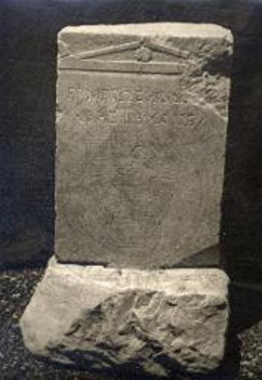 Επιτυμβία στήλη μετά αετώματος και επιγραφή ΕΡΜΕΡΩΤΟΣ, εκ του ρωμαϊκού νεκροταφείου.