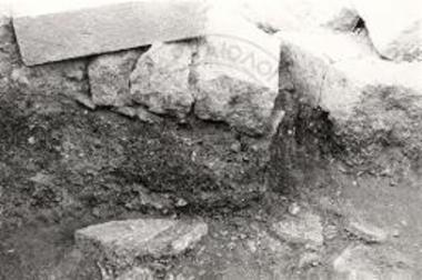 Κέραμοι υπό τα αρχιτεκτονικά μέλη εις τον πυθμένα του στρώματος καταστροφής.