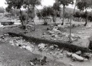 Η προϊστορική επίχωση του βράχου στην κορυφή του λόφου.