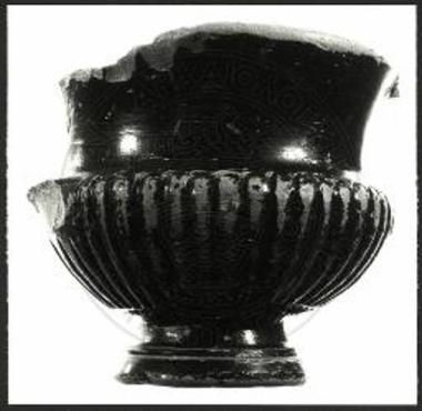 Εκ της περιοχής του ισθμού (τάφροι TR1, tr2, TR2, tr1, TR2, tr2). Μελαμβαφής κάνθαρος 76.469.