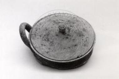 Η υπ' αρ. 5087 μόνωτη λοπάδα του τάφου Ε/5.