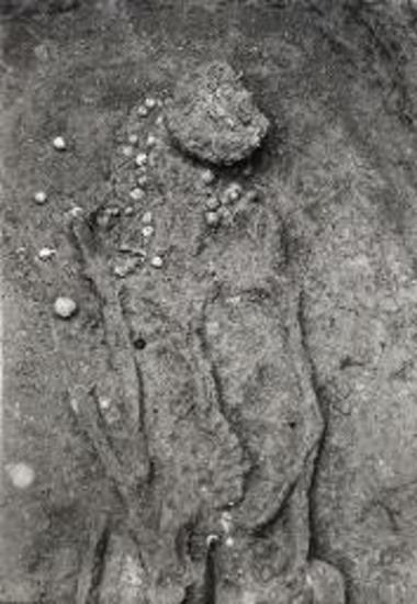 Η νεαρά πριγκίπισσα μετά όρμου περί τον λαιμό.