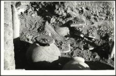 Φίλιπποι. Συγκρότημα ανατολικώς της παρόδου της Εγνατίας. Άποψις του ανασκαπτομένου χώρου XXXVI μετά των εν αυτώ κρημνισμάτων και των ανευρισκομένων αρχιτεκτονικών μελών και πίθων.