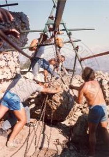 Απομάκρυνση των όγκων χυτού υλικού από τον διάδρομο του λουτρού.