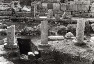 Η τομή στο Μουσείον.Ο μεσαίος πεσσίσκος εύρημα του 1988.