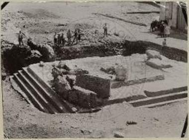 Κάρυστος. Κρηπίδωμα και τμήματα αρχιτεκτονικών μελών ρωμαϊκού ναού, του 2ου αι. μ.Χ.