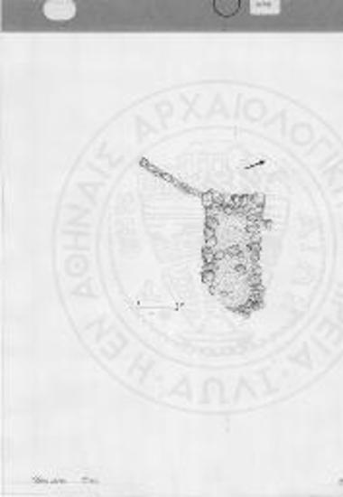 Κάτοψη του τάφου 55 και της διερχόμενης λοξής σειράς λίθων.