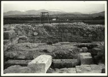 Μαρμάρινα μέλη εντός της κόγχης του βήματος (εκ Β).