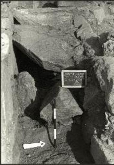 Θέατρο. Βόρειος τοίχος μνημειακού οικοδομήματος και πλακοσκεπής αγωγός.