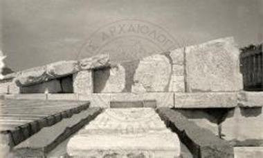 Προπύλαια. Η ανατολική πρόστασις. Άποψις εκ των ένδον των λίθων του αετώματος. Παρατηρητέα η ειδική εντομή προς τα δεξιά της πλακός του τυμπάνου.