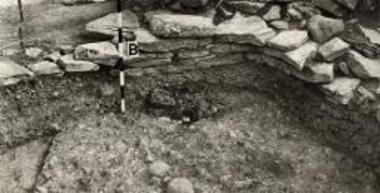 Το κατώτερον υπόστρωμα του τάφου.