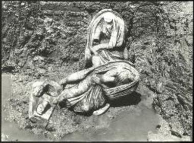 Ακέφαλα αγάλματα φιλοσόφων.