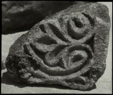 Αγ. Χαράλαμπος Μαρωνείας. Τμήμα επιστυλίου τέμπλου με παράσταση ανθεμίου.