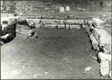 Δωδώνη. Το βόρειο τμήμα της ιωνικής στοάς με τον διαχωριστικό τοίχο.