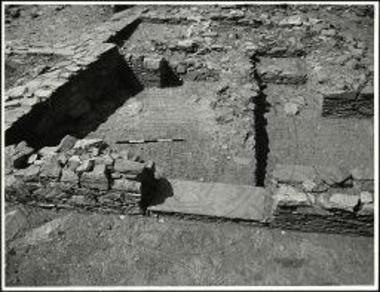 Η αποθήκη D27 προς το τέλος της ανασκαφής. Άποψις εκ της αυλής D6.