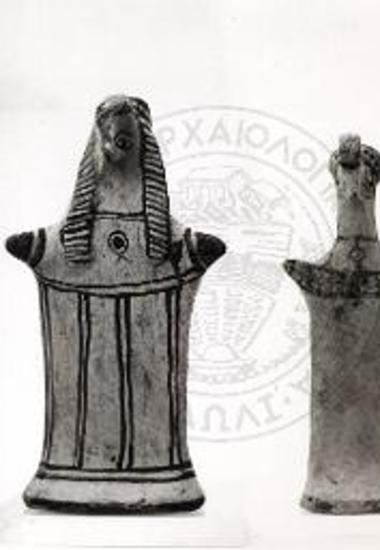 Τάφος ΚΚ/108. Σανιδόμορφο και πτηνόμορφο ειδώλιο της Τανάγρα/Ομάδα 1 και 2.