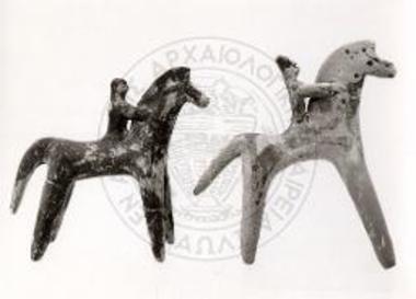 Δύο ιππείς του ΚΚ/119 : (αρ. 15898), πλησίον της Τανάγρα/Ομάδας 3, (αρ. 15923). Μελαμβαφής.