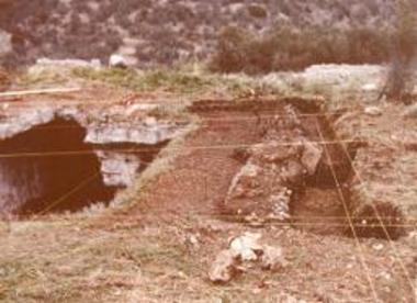 Το θεμέλιο στα ανατολικά της στέγης της δεξαμενής.