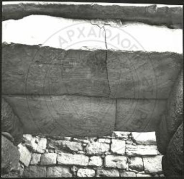 Το υπέρθυρον εκ των έξω.