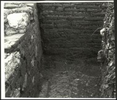 Εσωτερική όψις μέρους του πλινθοκτίστου νοτίου τοίχου (νοτιοανατολική γωνία της αιθούσης Α) (από Β.)