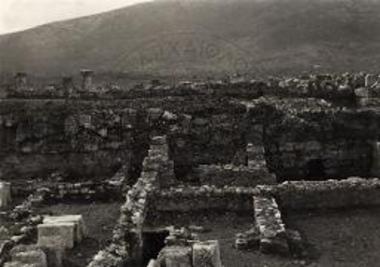 Αρκτικόν τείχος της μονορόφου στοάς και θύρα υπογείου υπ' αυτήν.