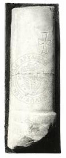 Ημικιονίσκος μετ' εγχαράκτου σταυρού.