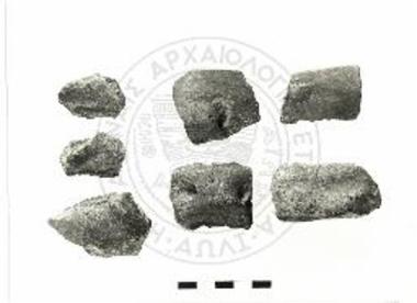 Όστρακα ανοικτών φιαλών με έσω νεύον χείλος και κυρτά τοιχώματα. Άνω: ΜΠ.2/49, Ξ 295, Ξ 43. Μέσον αριστερά: Γ 54. Κάτω: Γ 53, ΠΤ. 3, Δ 70.