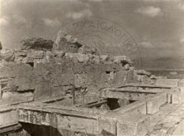 Παρθενών. Δοκοί της οροφής μεταξύ των δύο κιονοστοιχιών της Δυτικής όψεως.