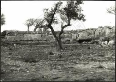 Ακρόπολις Ρόδου. Παρειά του δυτικού τμήματος του βράχου μετά τον καθαρισμόν.