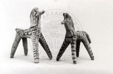 Δύο ίπποι της Τανάγρα/Ομάδας 7 (αρ. 10555, 10558).