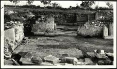 Φίλιπποι. Άποψις της αυλής και του τριβήλου διαμερίσματος της κρήνης της φιάλης.