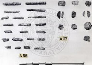 Περατή. Το νεκροταφείον. Ελεφάντινα και οστέινα του τάφου 16.