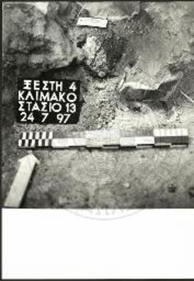 Ξεστή 4. Μέγα Κλιμακοστάσιο: θραύσματα τοιχογραφημένων κονιαμάτων κατά χώραν.