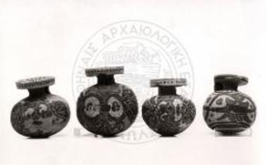 Tomb Ε/8β. Aryballoi with floral palmette decoration.