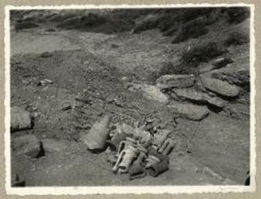 Η ΒΔ γωνία του κτηρίου. Προ του κοινού τοίχου των διαμερισμάτων β΄και γ΄ σωροί θραυσμάτων οξυπυθμένων αμφορέων.