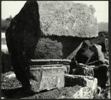 Δωδώνη. Τμήμα δωρικού κιονοκράνου εκ ψαμμιτολίθου.