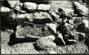 Σαρκοφάγος εκτός του ανατολικού δωματίου του κτηρίου 5.