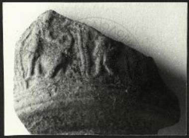 Αγγείον με ανάγλυφον διακόσμησιν εκ του ρωμαϊκού βαλανείου της Σάμης.