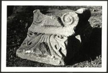 Όψις ιωνικού κιονοκράνου μετά συμφυούς επιθήματος εκ της εις Άγιον Πέτρον βασιλικής.